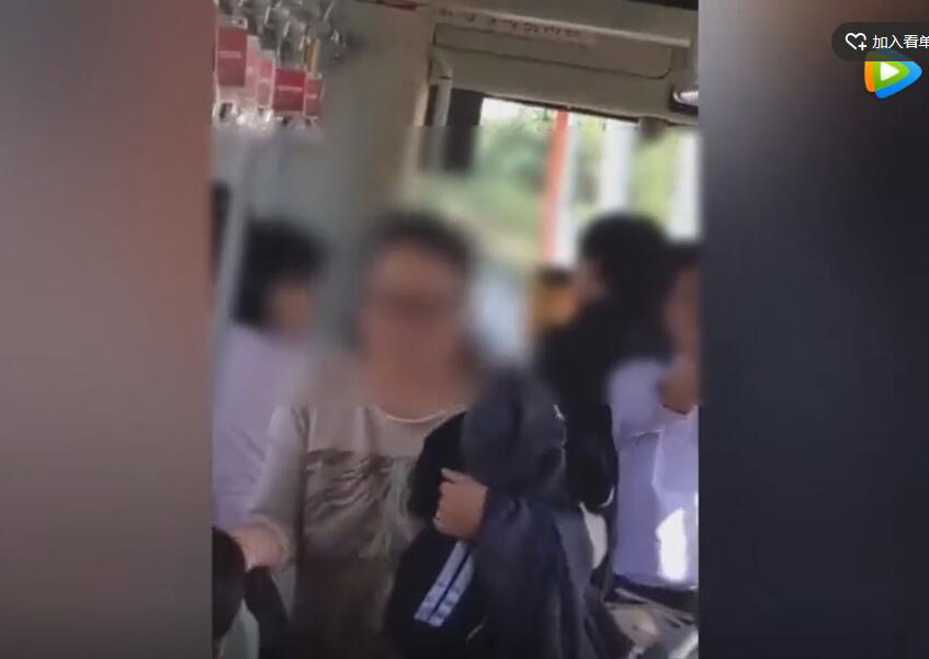 情侣公交车霸座骨折女孩提醒惨遭殴打 警方：已行拘