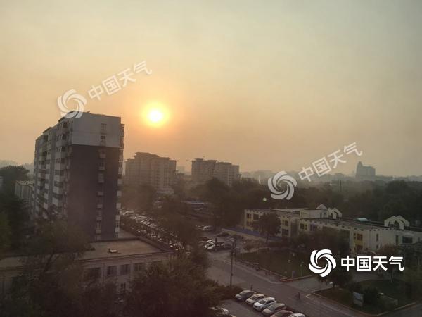 北京红叶观赏期提早到来 周末气温回升有轻至中度霾