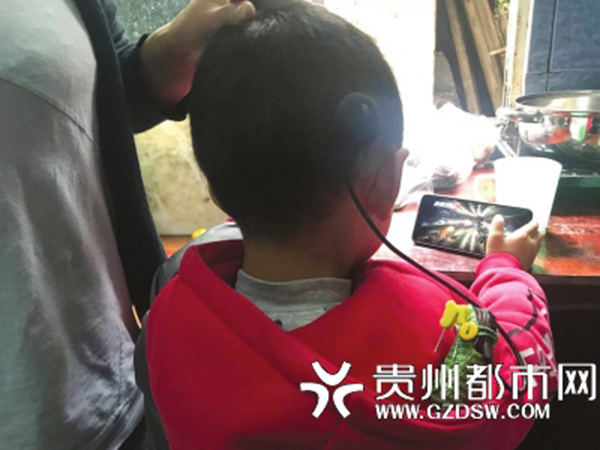 暖闻｜贵州一男童丢失价值20万耳蜗外机，两男孩捡到后归还