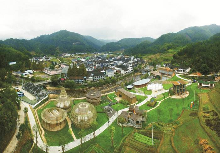 龙泉市宝溪乡溪头村 溪头村地处浙南群山之间,这里曾经房屋破败、河道污染、阔叶林破坏严重。近年来,村民从打扫干净院子、清理垃圾开始,一点点改变家乡的环境,将护河、护鱼、护溪石写进村规民约……美丽环境吸引了9个国家11位知名建筑设计师齐聚,在绿水青山间留下了16幢奇思妙想的竹建筑。