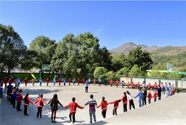 “春苗，我的一天!”精准扶贫爱心公益活动