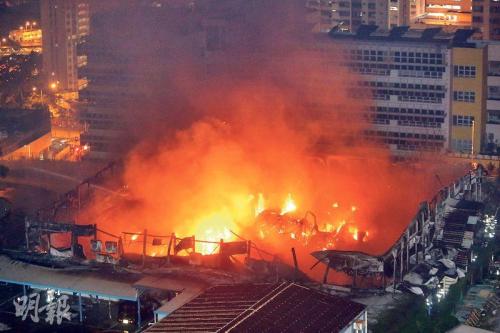 香港彩荣里近配水库的地盘有货柜写字楼起火。图片来源：香港《明报》 伍浦锋/摄