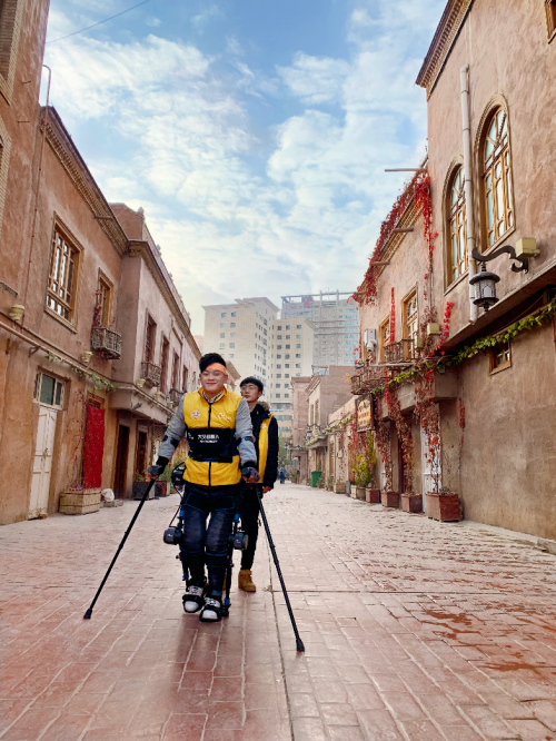 穿着机器人去旅游，他们在“丝绸之路”挑战截瘫患者步行记录