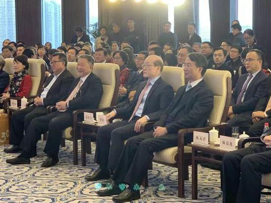 ▲11月28日，台湾民间组织沈春池文教基金会在北京举办30周年感谢茶会暨&ldquo;迁台历史记忆库&rdquo;抢救计划发布会。中共中央台办、国务院台办主任刘结一（前右二）出席。