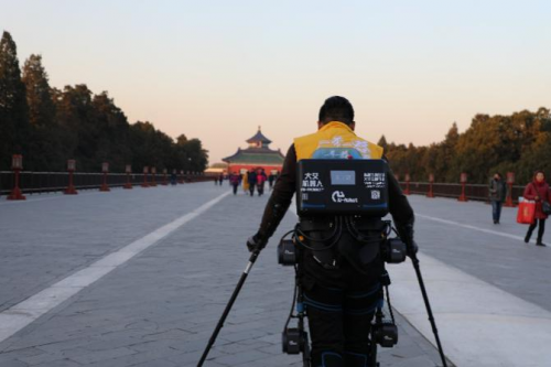 穿着机器人去旅游，他们在“丝绸之路”挑战截瘫患者步行记录