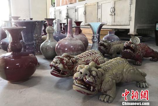 图为陶瓷小镇生产的艺术陶瓷。　刘玉桃摄