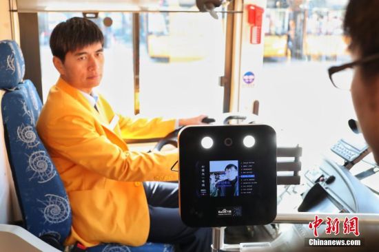 上海首批AI双层观光车投入运营 乘客只需“刷脸”上车