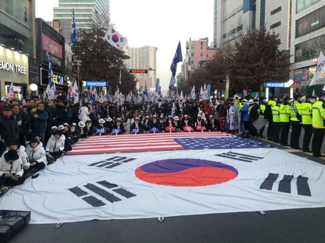韩国3000民众集会：举朴槿惠美颜照星条旗铺地
