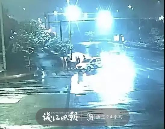 大雪夜，男孩赤身裸体走在杭城街头！上前一问，太意外了