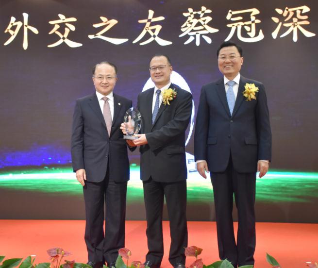 蔡冠深博士荣获外交之友称号民间大使实至名归