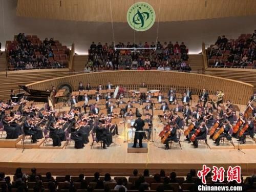 4月11日晚，交响乐《敦煌与丝绸之路组曲》奏响于上海交响乐团音乐厅。　康玉湛摄