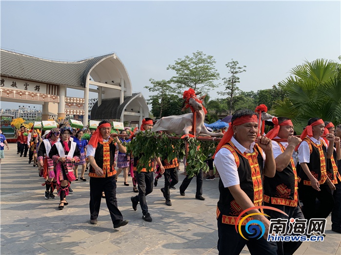 海南白沙举办三月三丰收祭典民俗巡游活动