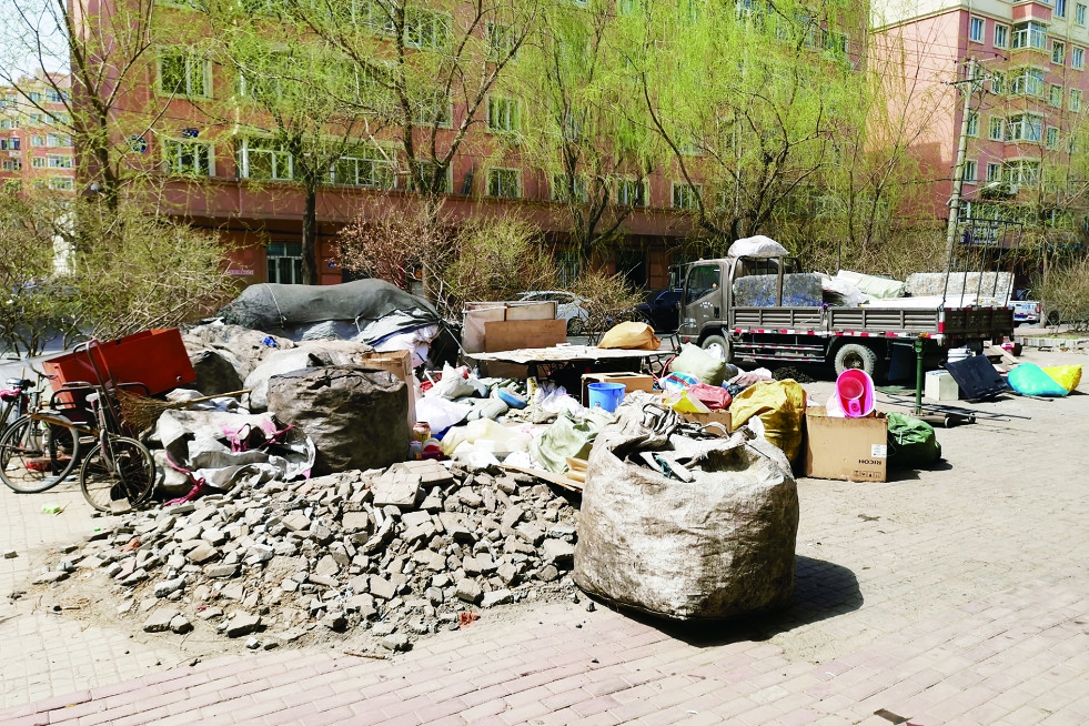 哈市市民反映道里区松发街13号废品堆人行道挡路还脏乱 黑龙江频道 凤凰网