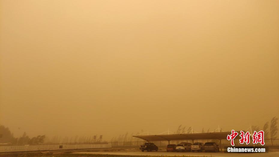 甘肃敦煌出现今年首场沙尘暴天气