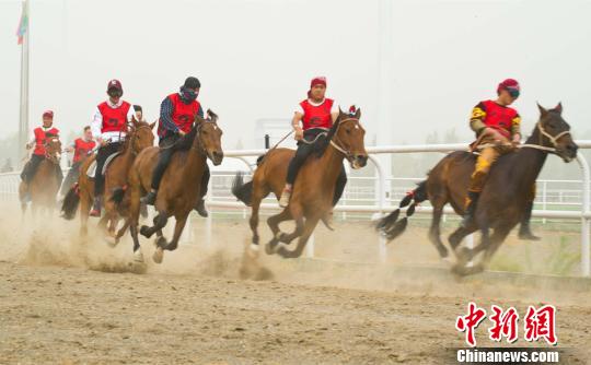 甘肃哈萨克族上演传统“叼羊”骑手马背上展英姿