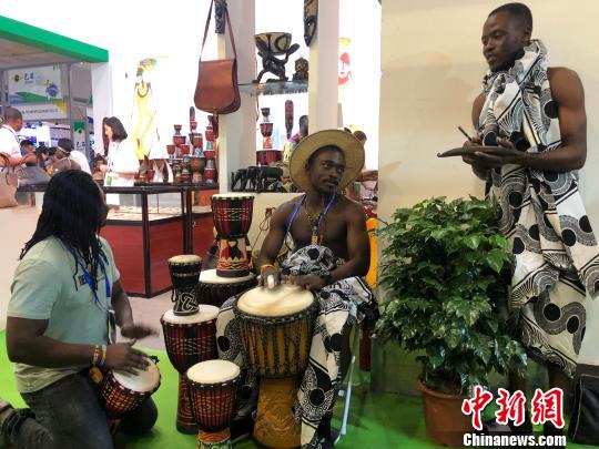 图为来自埃塞俄比亚的艺人表演手鼓。　徐雪摄