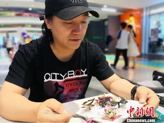 图为兰州籍昆虫标本爱好者魏华正在制作标本。　高展摄