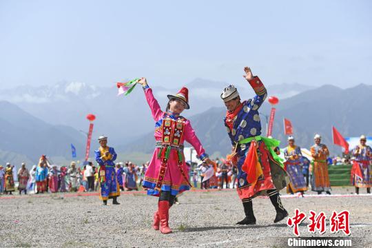 中国唯一肃南裕固族儿女载歌载舞庆祝建县65周年