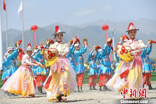 肃南裕固族自治县民众载歌载舞庆祝建县65周年