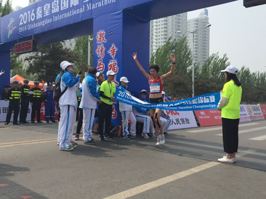 河北科技师范学院:志愿者助力秦皇岛国际马拉