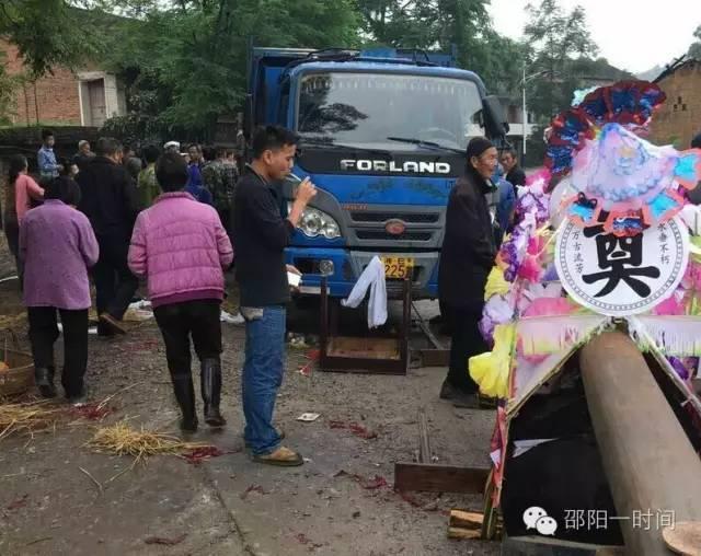 货车冲进送葬人群 2人当场死亡17人受伤肇事司