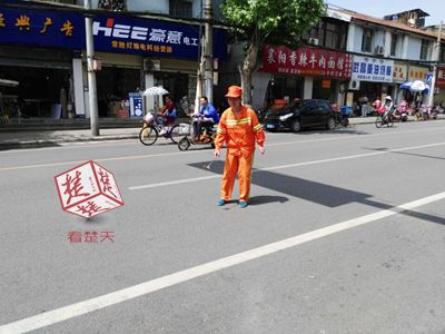 丈夫打市长热线投诉发奖金不公 环卫工妻子被