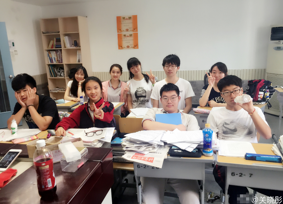 近日也在专心学习,据《北京晚报》报道,关晓彤昨晚复习到12点,备考