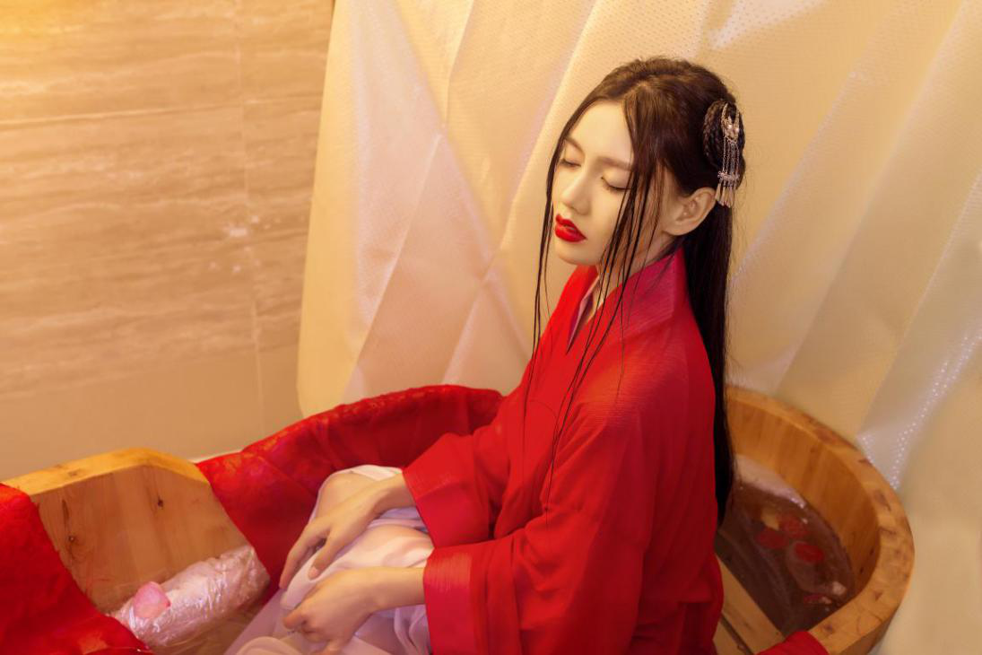 PlayGirl谢子妍美人出浴照 香艳诱人_凤凰游戏