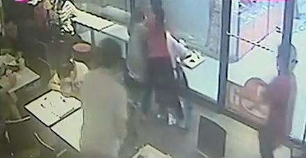 女孩麦当劳自拍遭暴打 被讽刺长成这样还拍啥