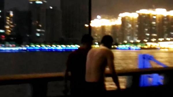 女子在广州塔玩自拍掉进珠江游客以为是大鱼