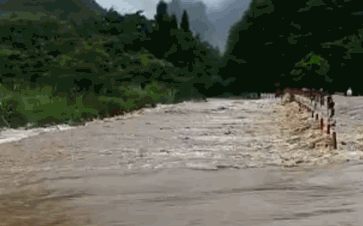 湖南张家界突降暴雨溪水暴涨 50多名游客被困(图)