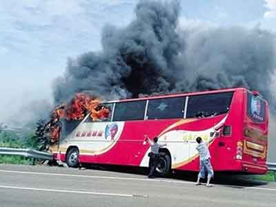 资料图：台湾游览车起火现场