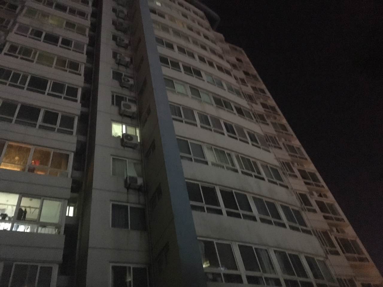 济南海蔚广场4岁女孩裸身7楼坠亡 保姆被带走