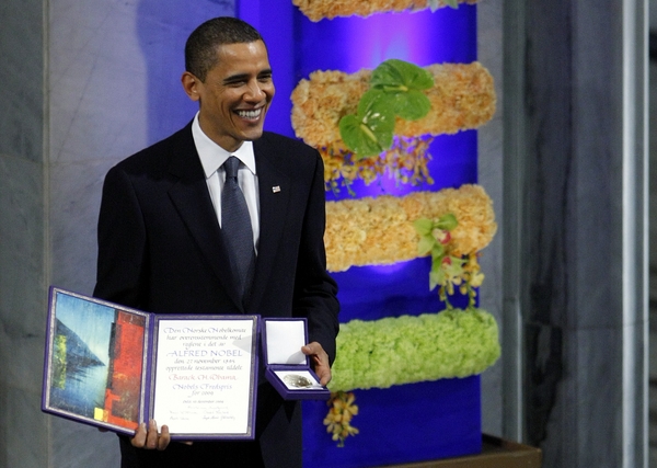 2009年12月10日，在挪威首都奥斯陆市政厅举行的诺贝尔和平奖颁奖仪式上，美国总统奥巴马展示和平奖的奖章和证书。（新华社记者张玉薇摄） 