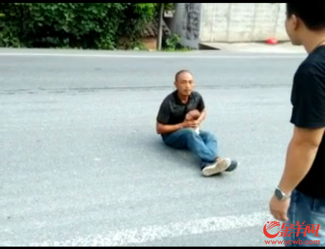 广州一男子当街抢婴儿 掐其脖子与警方对峙(图)_凤凰资讯