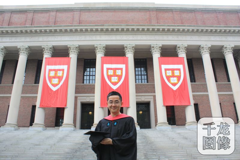 毕业照：在全美第二大的哈佛图书馆前