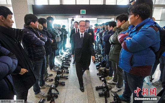日韩签军情协定记者放下相机集体抗议日本大使
