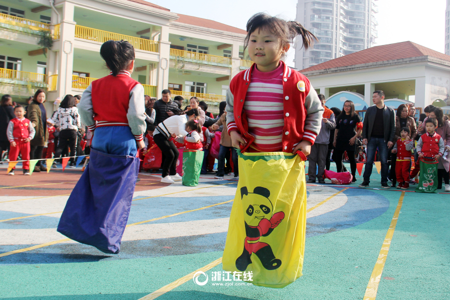 浙江桐庐:萌娃袋鼠跳 运动乐翻天