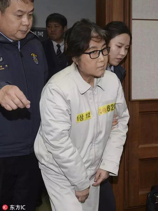在此次庭前会议上，崔顺实首次身穿囚服出庭，并否认了检方的所有指控。