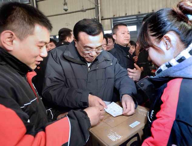 圖：2014年1月27日，李克強到西安順豐速運有限公司看望慰問快遞工人。李克強說，快遞業關系經濟民生，你們既是在運送商品，也是在傳遞親友心意，給大家送去春節的溫暖，把幸福快遞到千家萬戶。快遞業是中國經濟的“黑馬”，祝你們在馬年快馬加鞭、萬馬奔騰、馬到成功！