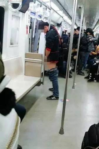 辣眼睛！男子在北京地铁6号线上脱裤子尿尿