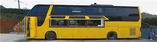 春节后，29岁的杭州小伙否否就要乔迁新居了——一辆自己改造的大巴房车。