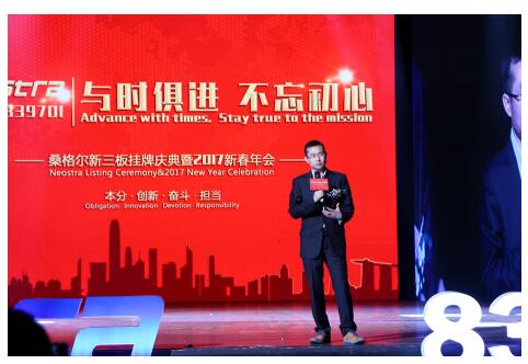 2019经济上的成就_2019工业互联网成果展上,观众在观看工业用制造运营管理系统. 图...(3)