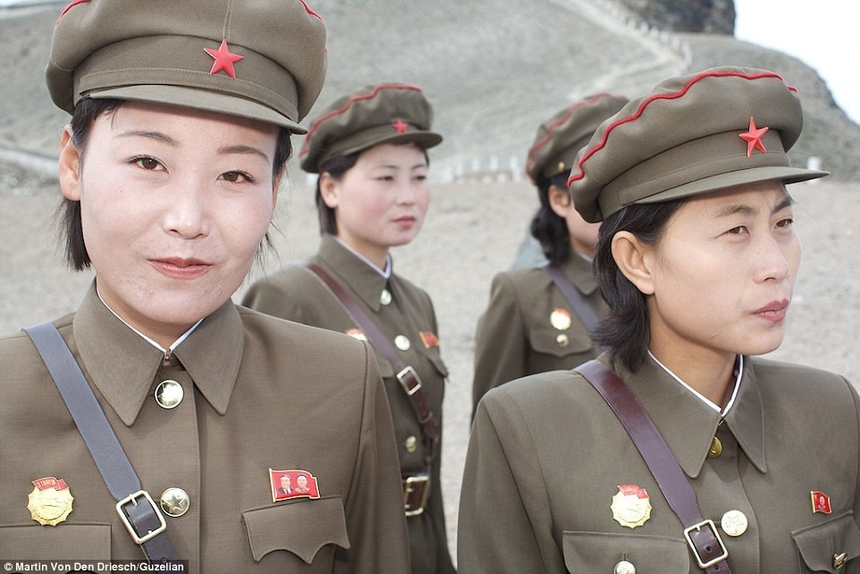 身穿军装的朝鲜女战士
