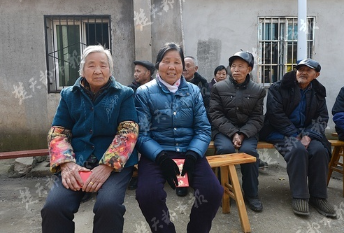奔驰线上娱乐网址:男子办成人礼不收礼金 给每位老人发500元红包