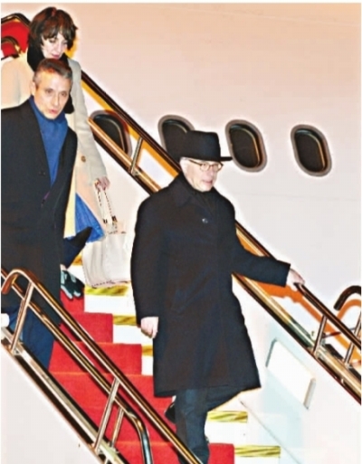 法国总理卡泽纳夫抵达武汉参观访问