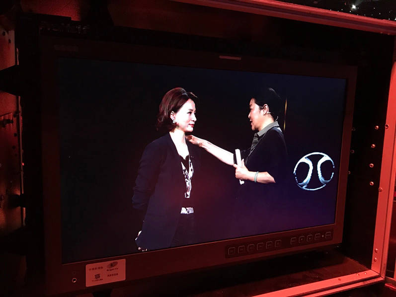 董卿搀倪萍下台 两代央视一姐对望泪眼婆娑