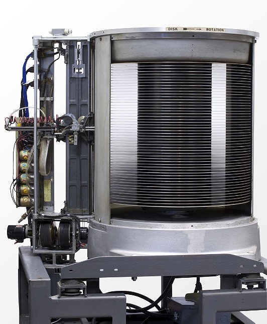 世界第一块硬盘就是这样：比冰箱大1吨重