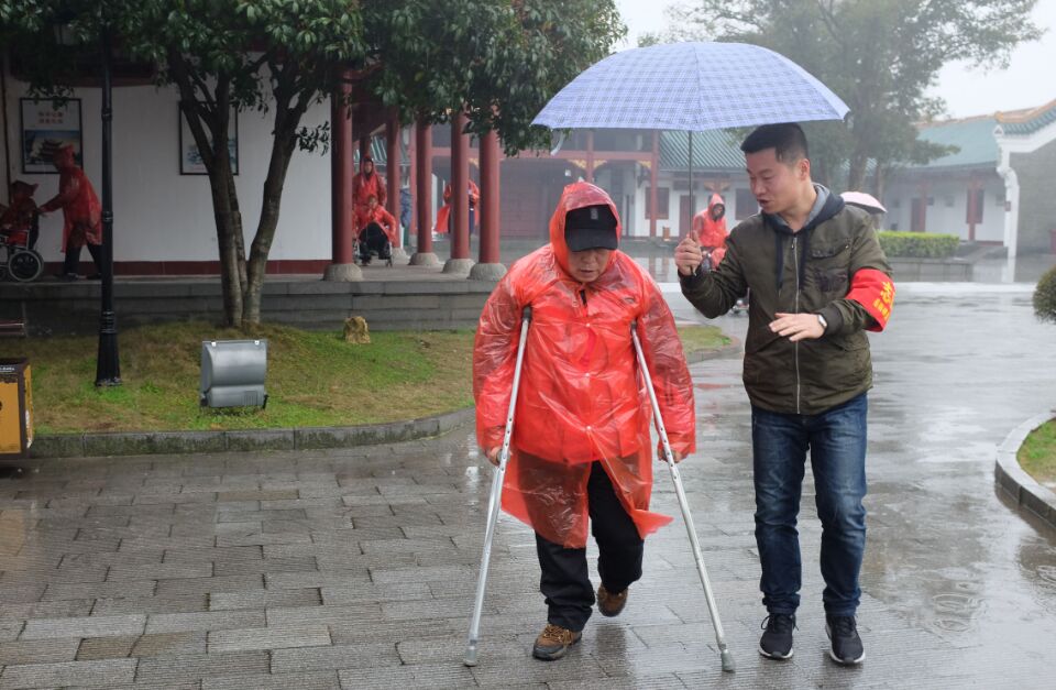 两地志愿者合作 助32名残疾人圆游岳阳楼梦