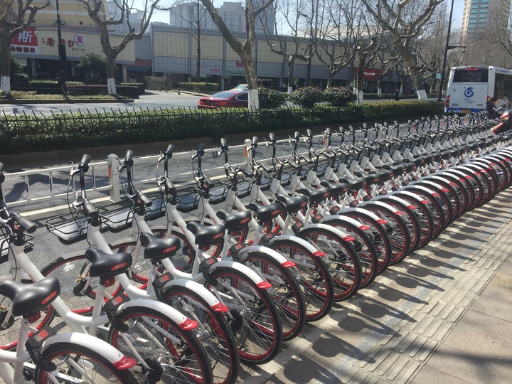 停在体育场路上非机动车停车区域内的hellobike